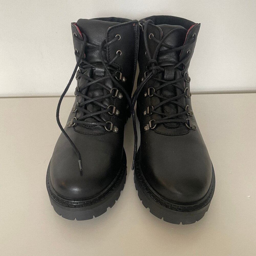Never been worn Saint and Sofia Finchley Hiking Black Boot 9